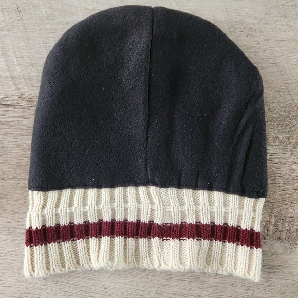 Canada Maple Leaf Embroidered Winter Hat - Picture 7 of 11